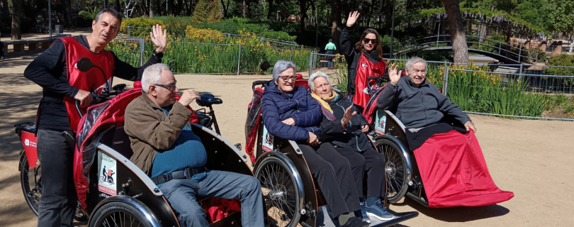 Los residentes del centro para personas mayores Bon Pastor disfrutan de paseos en bici