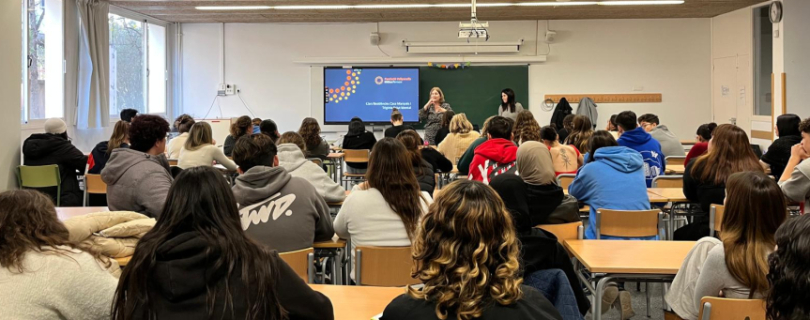 Profesionales de los Hogares- Residencias Triginta y Casa Marqués participan en unas charlas formativas en el IES Montserrat Roig